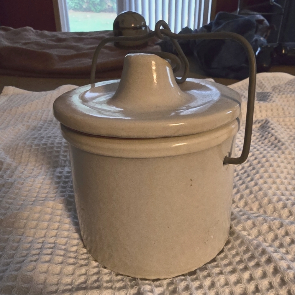 ❤️B2G1 EUC small glazed clay jar with metal seal